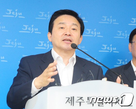 본문 이미지 - 원희룡 제주도지사가 1일 제주도청 기자실에서 제주교통혁신계획과 관련해 기자회견을 하고 있다.2016.7.1/뉴스1 ⓒ News1 이석형 기자