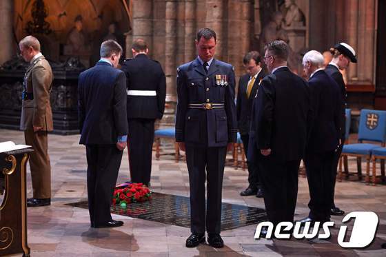 본문 이미지 - 민간인 5명과 군인 5명이 솜전투 희생자들을 추모하는 철야 기도를 진행하고 있다.  ⓒ AFP=뉴스1