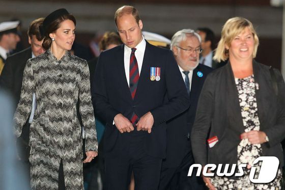 본문 이미지 - 영국 왕실 가족이 솜전투 100주년 기념 행사가 개최된 프랑스 북부 티에발 기념관을 방문했다.ⓒ AFP=뉴스1