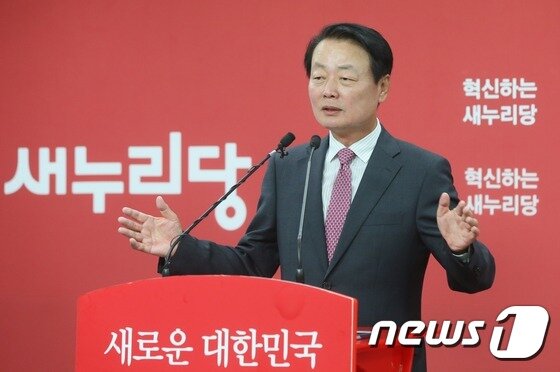 본문 이미지 - 한선교 새누리당 의원이 10일 서울 여의도 새누리당 당사에서 8·9전당대회 출마를 공식 선언하고 있다. 친박(친박근혜)계로 분류되는 4선의 한 의원은 "새누리당의 변화와 혁신은 인적 교체 없이 이루어질 수 없다. 친박이 갖고 있던 기득권을 다 내놓겠다"면서 "공정한 경선으로 정권 재창출하겠다"고 강조했다. 2016.7.10/뉴스1 ⓒ News1 송원영 기자