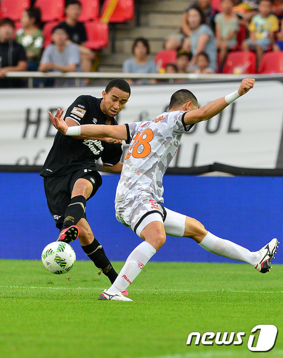 (성남=뉴스1) 구윤성 기자 = 10일 오후 경기도 성남시 탄천종합운동장에서 열린 현대오일뱅크 K리그 클래식 2016 성남FC와 상주 상무의 경기에서 성남 티아고가 슛을 시도하고 …