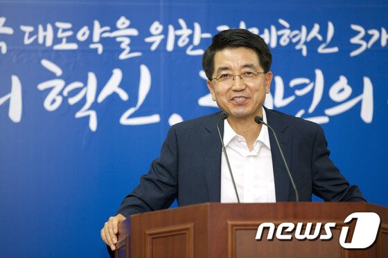 본문 이미지 - 서울대 석좌교수이자 기초과학연구원(IBS) 나노입자 연구단 단장인 현택환 단장(56). (미래창조과학부(현 과학기술정보통신부) 제공) 2016.7.11/뉴스1 ⓒ News1 추연화 기자