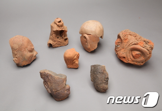(서울=뉴스1) 추연화 기자 = 문화재청 국립부여문화재연구소가 익산 제석사지 폐기유적 발굴조사 현장에서 발굴한 악귀상 등 소조상 조각들.제석사는 백제 무왕이 도읍을 익산으로 옮길 …