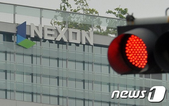 본문 이미지 - 경기 성남시 분당구 넥슨코리아 본사 앞 사거리 신호등에 붉은불이 켜져있다. ⓒ News1