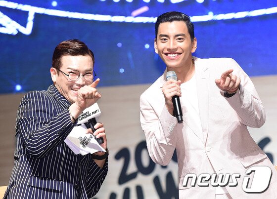 본문 이미지 - mc 딩동(왼쪽)과 대만 배우 왕대륙(王大陆 | Wang Ta Lu)이 13일 오후 서울 이화여대 삼성홀에서 열린 ’2016 첫 번째 서울 팬미팅‘ 기자회견에 참석해 인사를 하고 있다. ⓒ News1star / 권현진 기자