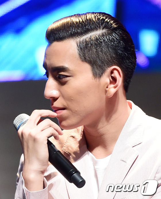 (서울=뉴스1스타) 권현진 기자 = 영화 '나의 소녀시대' 프랭키 첸 감독이 13일 오후 서울 이화여대 삼성홀에서 열린 ’2016 첫 번째 왕대륙 서울 팬미팅‘ 기자회견에 참석해 …