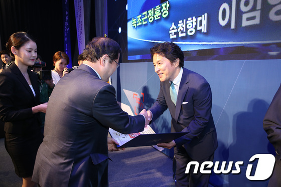 (서울=뉴스1) 추연화 기자 = 13일 오전 서울 서초구 더케이서울호텔에서 열린 '제5회 정보보호의 날 기념식'에서 최재유 미래창조과학부 제2차관(왼쪽)이 이임영 순천향대학교 교수 …