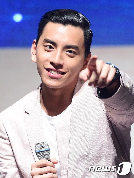 본문 이미지 - 대만 배우 왕대륙(王大陆 | Wang Ta Lu)이 13일 오후 서울 이화여대 삼성홀에서 열린 ’2016 첫 번째 서울 팬미팅‘ 기자회견에 참석해 근사한 매력을 발산하고 있다. ⓒ News1star / 권현진 기자