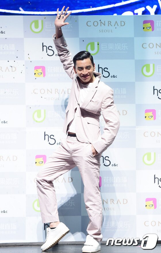 본문 이미지 - 대만 배우 왕대륙(王大陆 | Wang Ta Lu)이 13일 오후 서울 이화여대 삼성홀에서 열린 ’2016 첫 번째 서울 팬미팅‘ 기자회견에 참석해 포즈를 취하고 있다. ⓒ News1star / 권현진 기자