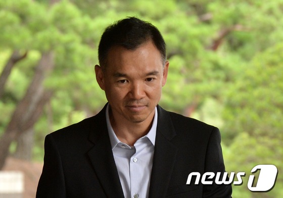 (서울=뉴스1) 박지혜 기자 = 김정주 NXC(넥슨 지주회사) 대표가 13일 오후 서울 서초동 중앙지검에 출석하고 있다.김 대표는 대학동창 진경준 검사장(법무연수원 연구위원)에게 …