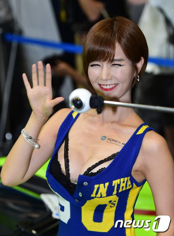 (서울=뉴스1스타) 권현진 기자 = 레이싱모델 한혜은 지난 7일 오후 서울 코엑스에서 열린 '2016 서울오토살롱'에서 글래머 몸매를 뽐내며 매력을 발산하고 있다.