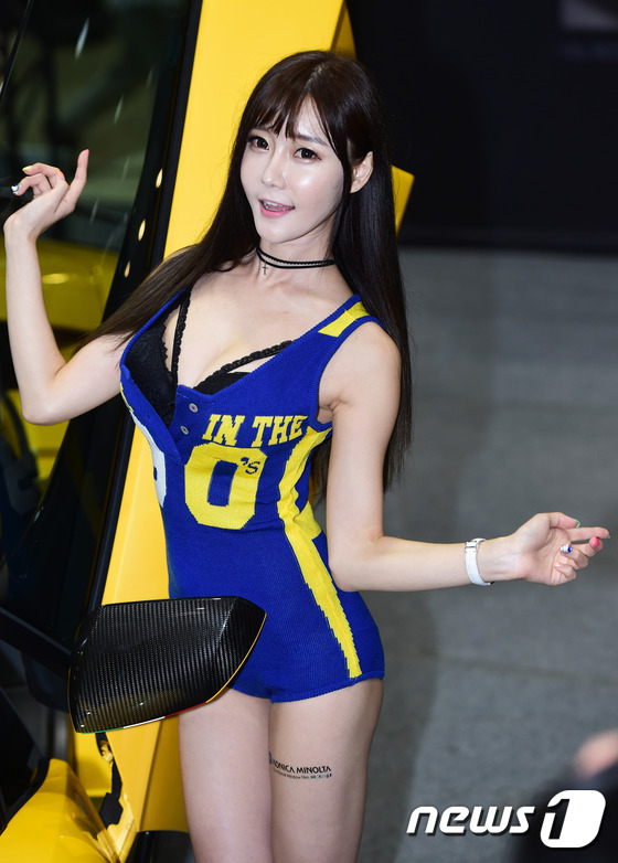 (서울=뉴스1스타) 권현진 기자 = 레이싱모델 최슬기가 지난 7일 오후 서울 코엑스에서 열린 '2016 서울오토살롱'에서 매력을 발산하고 있다.