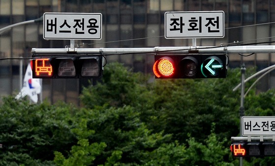 "좌회전 때 깜빡이 안 켜도 된다?"…10대中 6대 법규 위반