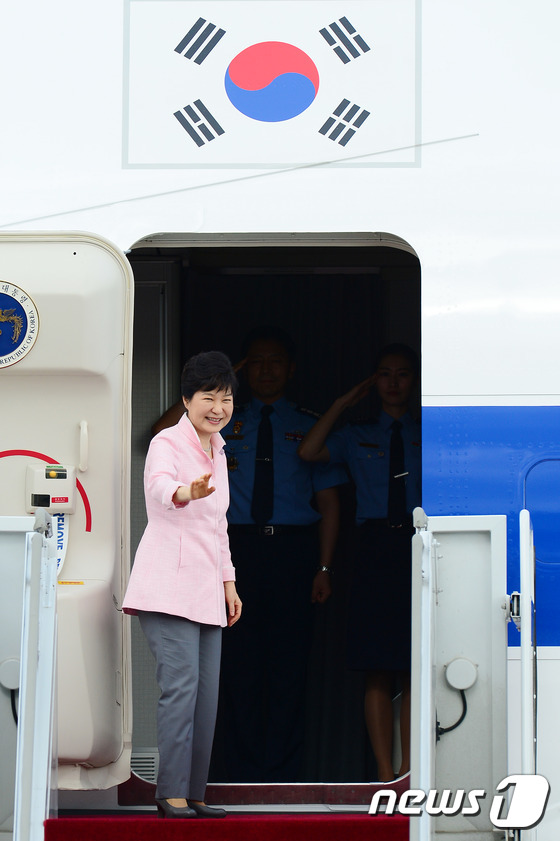 (성남=뉴스1) 임세영 기자 = 박근혜 대통령이 제11차 아시아·유럽 정상회의(ASEM Summit) 참석차 14일 오후 경기도 성남시 서울공항을 통해 몽골로 출국하고 있다. 박 …
