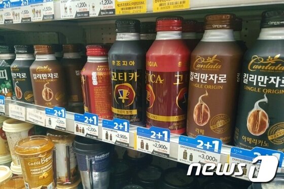 본문 이미지 - 편의점에서 1+1, 2+1으로 판매되고 있는 행사상품들. ⓒ News1