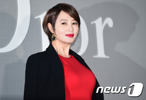(서울=뉴스1스타) 권현진 기자 = 배우 김혜수가 14일 오후 서울 강남구 청담동 하우스 오브 디올에서 열린 ‘디올 컬러의 세계-Dior colors’ 전시 오프닝에 참석해 매력을 …