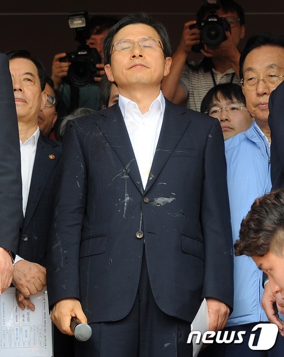 (대구=뉴스1) 이종현 기자 = 황교안 국무총리가 15일 경북 성주군청에서 사드배치에 반대하는 군민들에게 계란과 물병 세례를 받은 뒤 침통한 표정을 짓고 있다. 황 총리는 주한미군 …