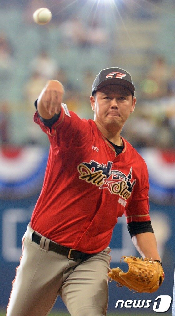 본문 이미지 - '2016 프로야구 KBO 올스타전 퍼펙트피처'에 참가한 한화 송창식. /뉴스1 ⓒ News1 황기선 기자