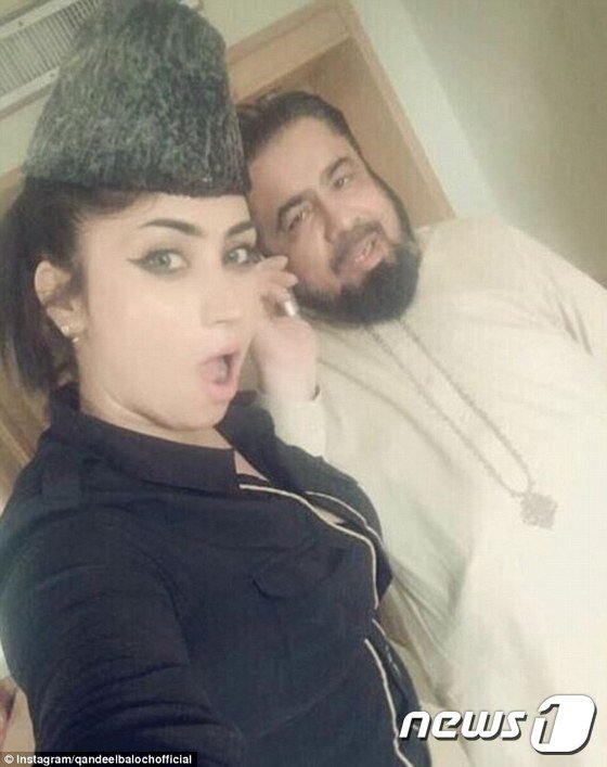 본문 이미지 - 발로흐가 라마단 기간 중 소셜미디어에 올린 유명 성직자와의 '셀카'. ⓒ News1