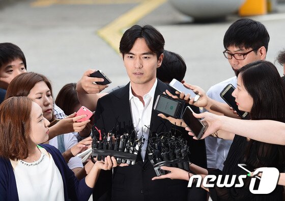 본문 이미지 - 배우 이진욱씨가 지난 2016년 서울 수서경찰서로 조사를 받기 위해 출두해 간단한 소감을 하고 있는 모습. 이 모습은 무고와 관련해 4년이 지난 지금도 여전히 회자된다. ⓒ News1 권현진 기자