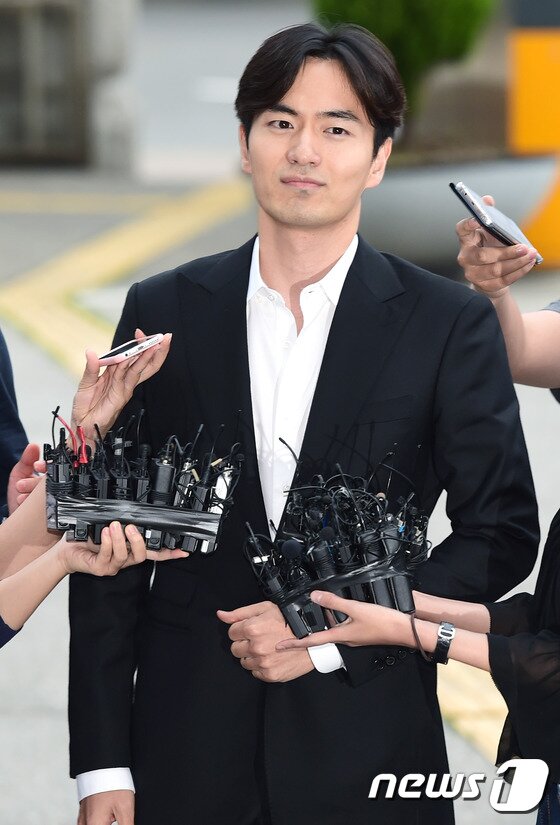 본문 이미지 - ‘성폭행 혐의’로 피소된 배우 이진욱(35)이 지난 17일 오후 서울 수서경찰서로 조사를 받기 위해 출두하며 “얼굴이 알려졌다는 이유만으로 너무 쉽게 생각하는 것 같은데 무고는 큰 죄이다”며 “성실히 조사 받고 나오겠다”고 말했다. ⓒ News1star DB