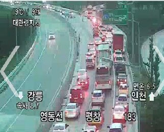 본문 이미지 - 17일 오후 5시55분쯤 영동고속도로 봉평터널 입구(인천방향)에서 버스1대가 승용차 5대를 잇따라 추돌했다. 6중추돌사고로 차가 막히자 차량들이 장평IC로 빠져나가고 있다.(한국도로공사  제공)2016.7.17/뉴스1 ⓒ News1 정진욱 기자