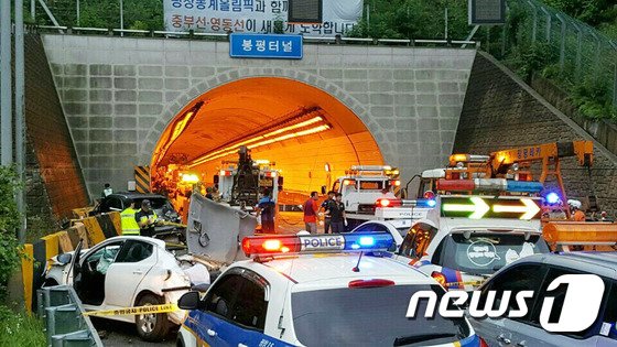 본문 이미지 - 17일 오후 5시55분쯤 강원도 평창군 영동고속도로 봉평터널 입구(인천방향)에서 버스1대가 승용차 5대를 잇따라 추돌했다. 이 사고로 K5승용차 안에 타고 있던 탑승객 4명이 사망했고, K5 승용차 운전자 김모씨(25)와 나머지 승용차 4대에 타고 있던 운전자 등 탑승객 16명이 다쳤다.(강원경찰청제공)2016.7.17/뉴스1 ⓒ News1 정진욱 기자