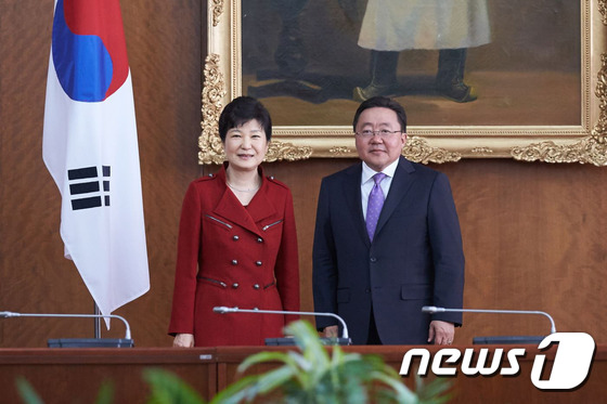 (서울=뉴스1) 이광호 기자 = 박근혜 대통령과 차히야 엘벡도르지 몽골 대통령이 17일 오전 몽골 울란바토르에 있는 정부청사에서 정상회담을 앞두고 포토타임을 갖고 있다. (청와대) …