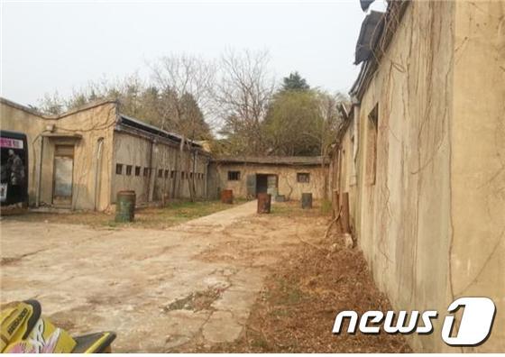 본문 이미지 - 전북도가 폐자원 활용 시설로 선정한 12곳 가운데 한 곳인 무주군 제사공장 건물. ⓒ News1 김대홍 기자