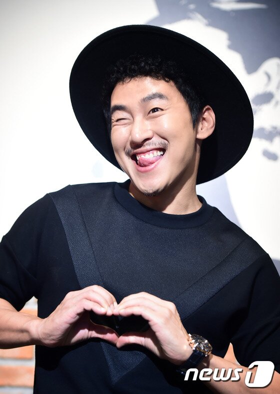 본문 이미지 - &#39;38사기동대&#39;에 출연하는 배우 허재호가 14일 오후 서울 고척동 레드 라인에서 뉴스1스타와 인터뷰에 앞서 사진 촬영을 하고 있다. ⓒ News1star / 권현진 기자