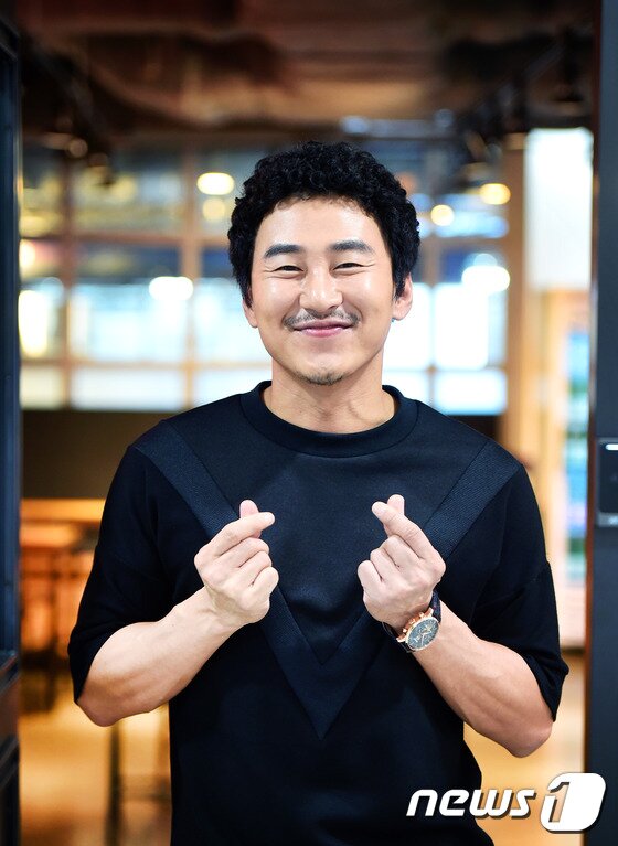 본문 이미지 - &#39;38사기동대&#39;에 출연하는 배우 허재호가 14일 오후 서울 고척동 레드 라인에서 뉴스1스타와 인터뷰에 앞서 사진 촬영을 하고 있다. ⓒ News1star / 권현진 기자