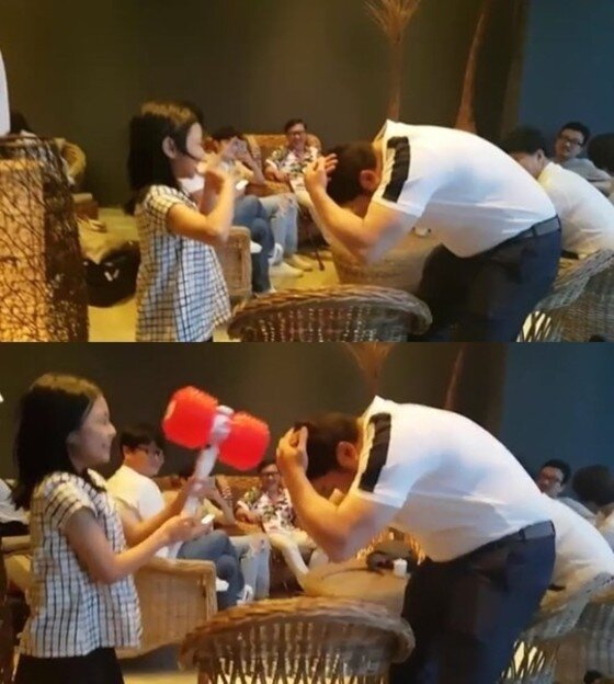 본문 이미지 - 배우 마동석이 아역배우 김수안과 뿅망치 게임을 즐기는 모습이 공개됐다. ⓒ News1star/ 마동석 인스타그램