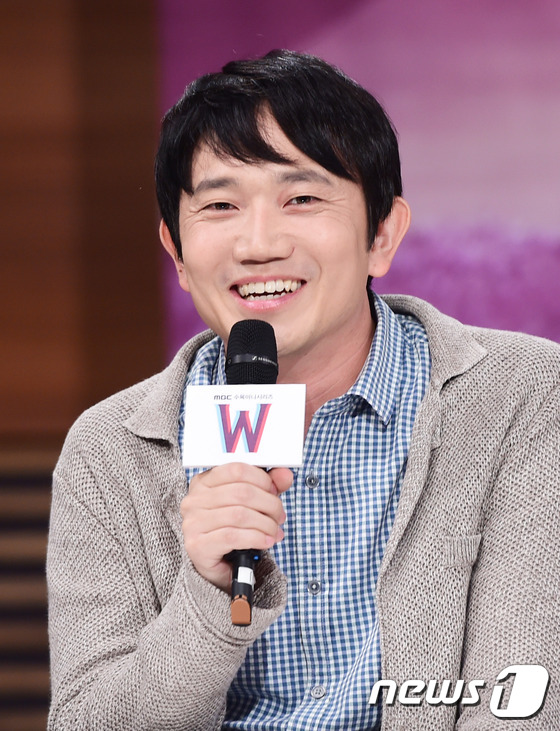 (서울=뉴스1스타) 권현진 기자 = 정대윤 감독이 18일 오후 서울 상암 MBC에서 열린 수목드라마 'W-두 개의 세계'(극본 송재정/ 연출 정대윤/ 이하 W) 제작발표회에 참석해 …