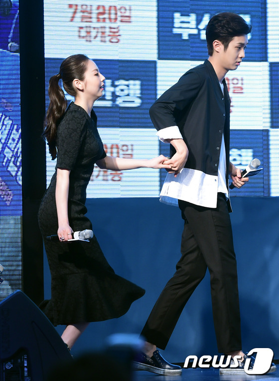 (서울=뉴스1스타) 권현진 기자 = 배우 안소희, 최우식(오른쪽)이 18일 오후 서울 영등포 타임스퀘어에서 열린 영화 '부산행'(감독 연상호) VIP 시사회에 손을 꼭 잡고 참석하 …