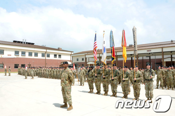 (서울=뉴스1) 추연화 기자 = 18일 경기도 평택시 팽성읍 안정리 소재 미군기지에서 의정부시 미군기지(캠프 클라우드)에서 이동한 미 육군 제2보병사단 8기병대대의 부대기 게양식이 …