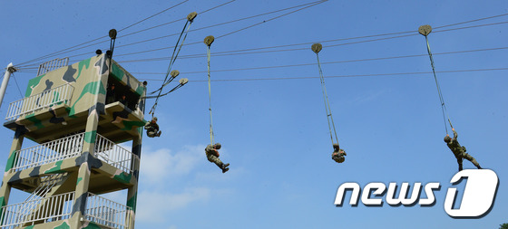 (이천=뉴스1) 임세영 기자 = 19일 오전 경기도 이천시 마장면 제3공수특전여단에서 열린 탈북 청소년 병영캠프에서 교관들이 모형탑 강하훈련 시범을 보이고 있다. 2016.7.19 …