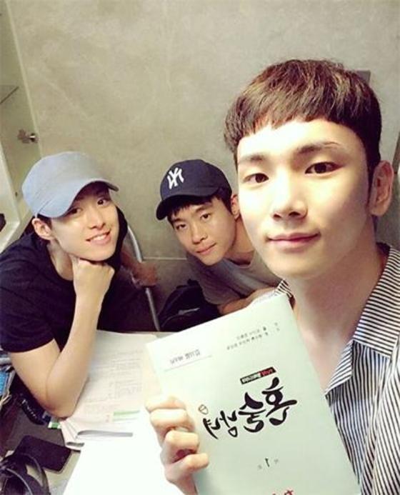 본문 이미지 - 공명이 '혼술남녀' 대본 리딩 인증샷을 공개했다. ⓒ News1star / 공명 인스타그램