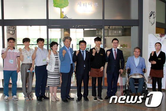 (서울=뉴스1) 추연화 기자 = 19일 서울특별시교육청 산하 서울교육연수원 내 교육동 1층에서 열린 ‘세티마루’ 카페 오픈식에서 참석자들이 기념촬영을 하고 있다.이 카페에는 바리 …