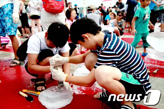 울산조선해양축제의 얼음배 조각대회. ⓒ News1