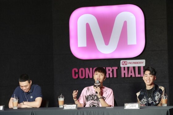 본문 이미지 - 비와이, 사이먼 도미닉, 그레이가 19일 우승팀 공동인터뷰에 임했다. ⓒ News1star / Mnet