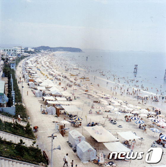 (서울=뉴스1) 민경석 기자 = 국가기록원은 여름 휴가철을 맞아 '기록으로 보는 그 때 그 시절 피서의 추억' 관련 기록물을 21일부터 누리집(www.archives.go.kr)으 …