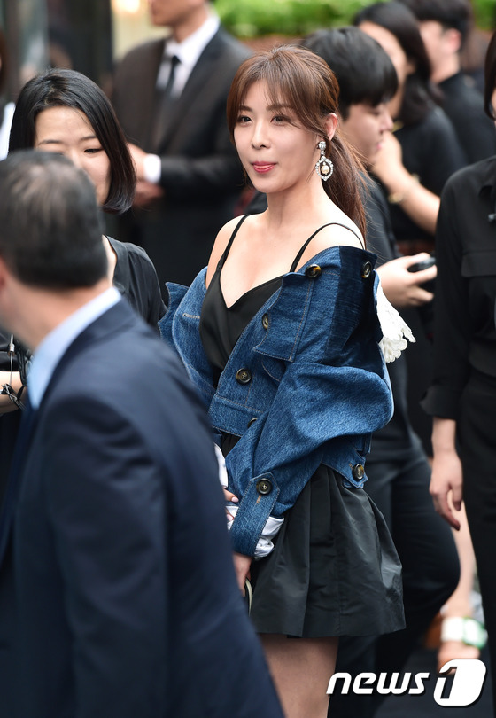 (서울=뉴스1스타) 권현진 기자 = 배우 하지원이 20일 오후 서울 청담동 미우미우(Miu Miu) 부티크에서 열린 오픈 행사에 참석해 매력을 발산하고 있다.