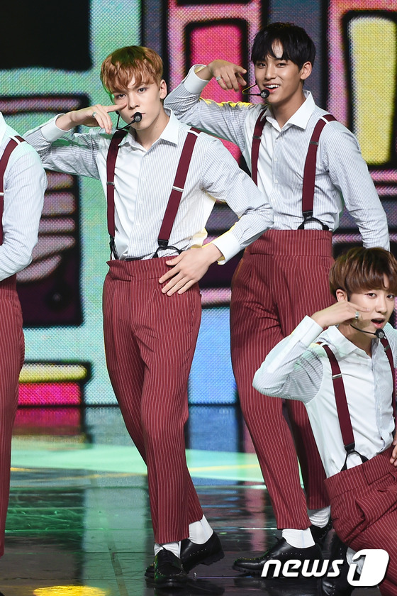 (일산=뉴스1스타) 고아라 기자 = 세븐틴 버논, 민규(오른쪽)가 20일 오후 경기도 고양시 일산동구 장항동 MBC드림센터에서 열린 MBC MUSIC '쇼 챔피언'(쇼챔) 현장공개 …