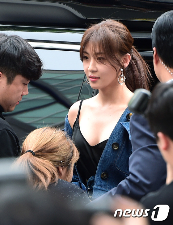 (서울=뉴스1스타) 권현진 기자 = 배우 하지원이 20일 오후 서울 청담동 미우미우(Miu Miu) 부티크에서 열린 오픈 행사에 참석 하기 전 옷 매무새를  고치고 있다.