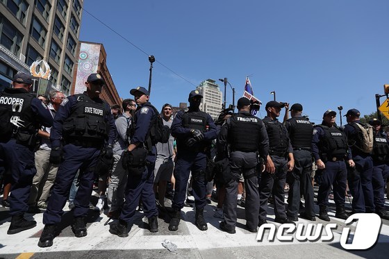 (클리블랜드 AFP=뉴스1) 우동명 기자 = 20일 (현지시간) 미국 공화당 전당대회가 열리는 오하이오 주 클리블랜드 퀴큰 론즈 아레나 주변에 경찰들이 반 트럼프 시위에 대비해 경 …