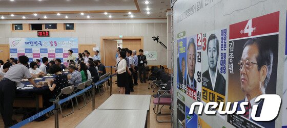 본문 이미지 - 지난해 7월 21일 오전 서울 종로구 선거연수원에서 열린 제 13대 대통령선거 구로구을 우편투표함 개함·계표 행사에서 관계자들이 개표를 하고 있다.  2016.7.21/뉴스1 ⓒ News1 이동원 기자