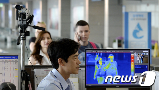 (인천공항=뉴스1) 안은나 기자 = 질병관리본부 감염병 예방 홍보대사 배우 이승준이 21일 오전 대국민 해외감염병 예방 홍보 캠페인차 인천국제공항 검역대에서 일일 검역원 체험을 하 …