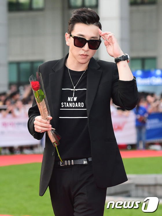 (부천=뉴스1스타) 권현진 기자 = 래퍼 플로우식이 21일 오후 경기도 부천시청에서 열린 ‘제20회 부천국제판타스틱 영화제’에 참석해 레드카펫을 밟고 있다.