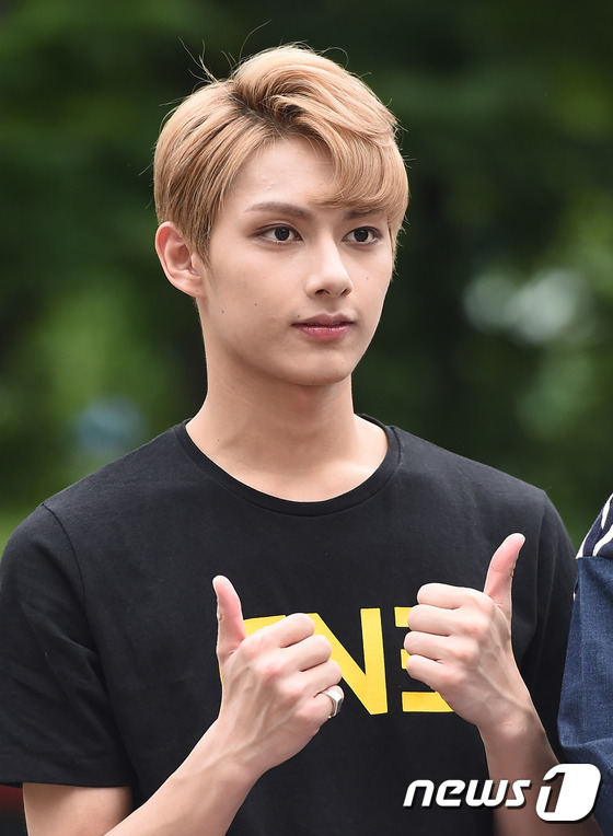 (서울=뉴스1스타) 고아라 기자 = 세븐틴 준이 22일 오전 서울 여의도 KBS 신관 공개홀에서 열린 KBS2 '뮤직뱅크'(이하 뮤뱅) 리허설을 하기 위해 방송국으로 들어서 엄지척 …