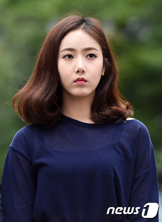 (서울=뉴스1스타) 고아라 기자 = 여자친구 신비가 22일 오전 서울 여의도 KBS 신관 공개홀에서 열린 KBS2 '뮤직뱅크'(이하 뮤뱅) 리허설을 하기 위해 방송국으로 들어서 무 …